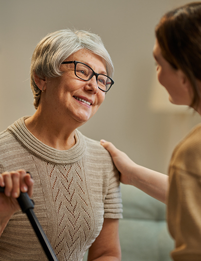 Vorteile Austausch zwischen Seniorin und Altenpflegerin