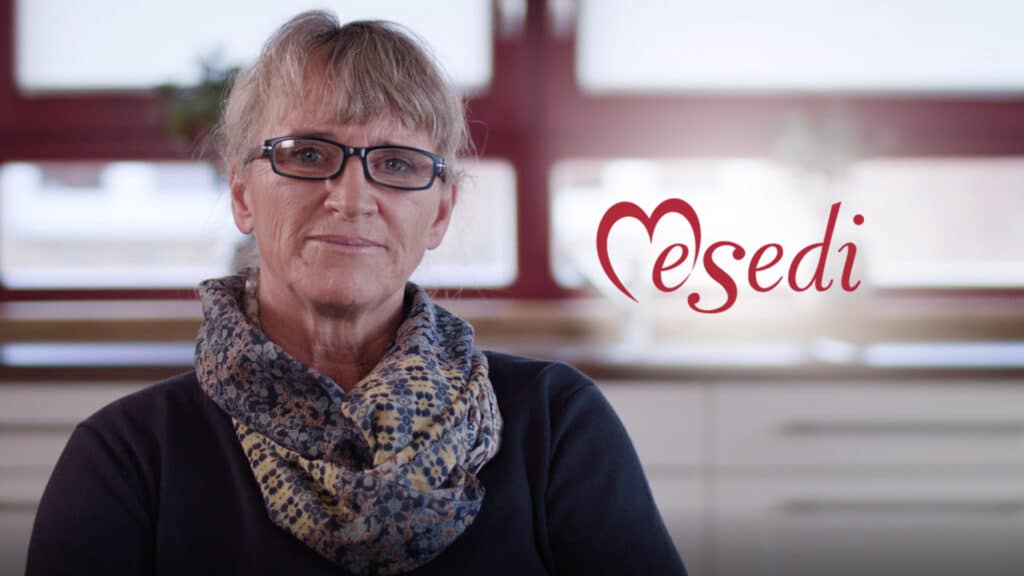 Das Bild einer freundlichen Pflegerin, neben deren Bild der Name "Mesedi" steht